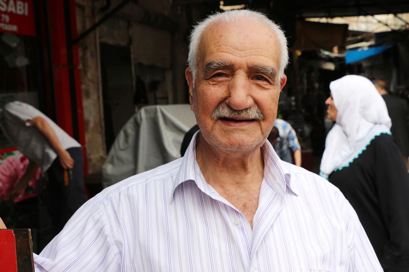 Mardin’in tarihi çarşılarında yaşanan Ramazan bereketi, uzun süredir durgunluk yaşayan esnafın yüzünü güldürdü.

